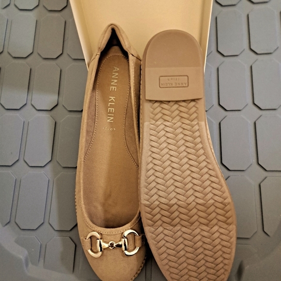 ANNE KLEIN comfort flats SHOES Elyssa BRAND NEW suede SO COMFY goldtone hardware - Picture 6 of 7